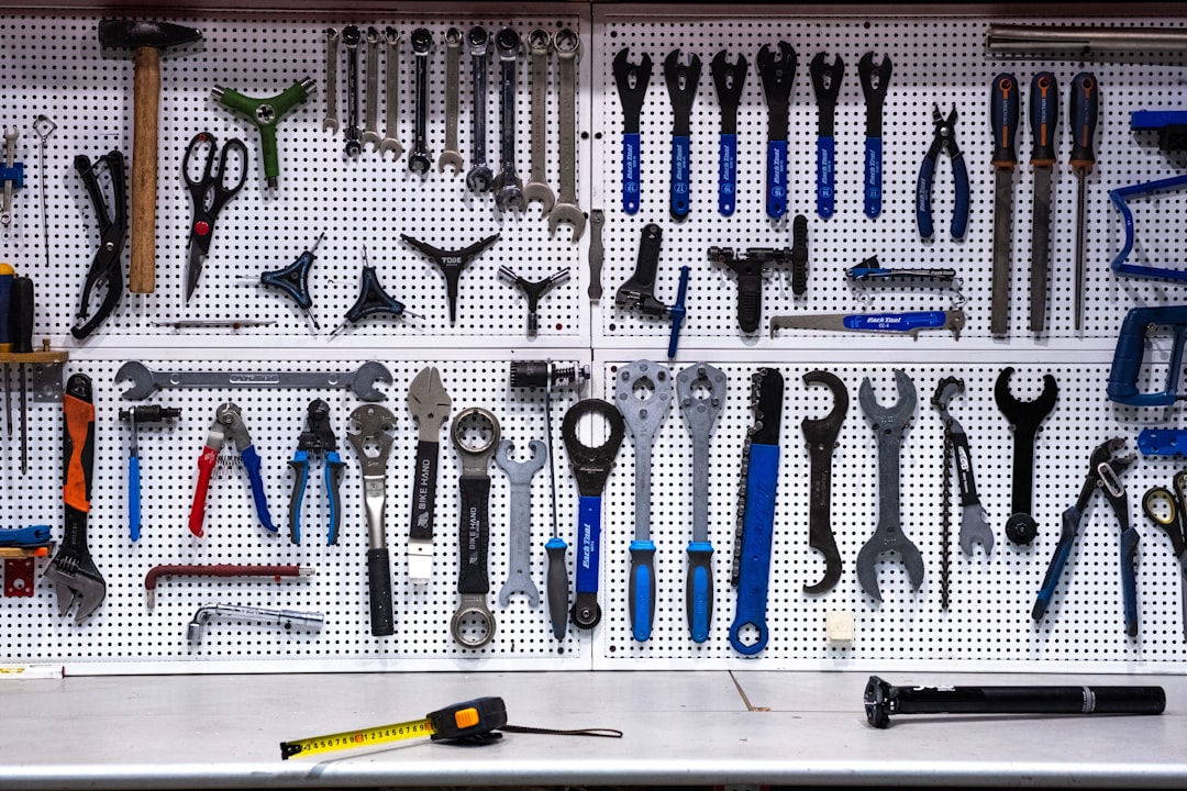Atelier de réparation avec établi et outils de mécanique vélo.