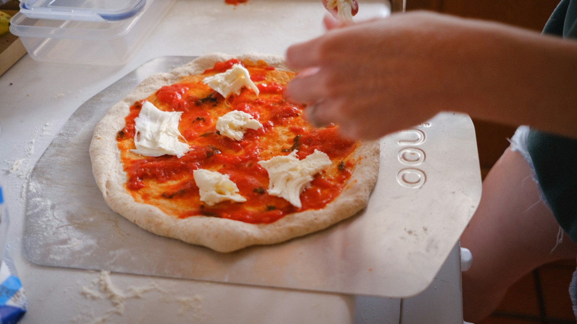 Pizza napolitaine garnie sortant du four à bois, avec croûte dorée et fromage fondant.
